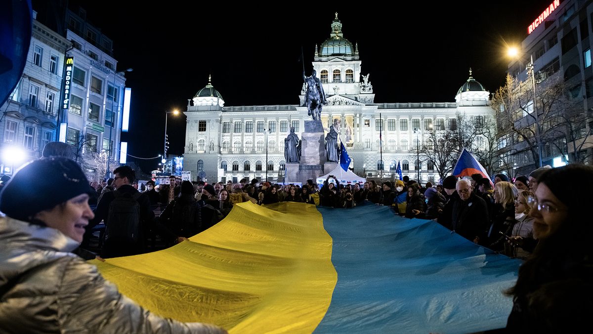 „Štve mě, že nejsem doma v Charkově.“ Lidé v Praze vyjádřili podporu Ukrajině